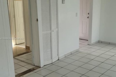 Villa ou maison à louer à Miami, Floride: 2 chambres, 65.03 m2 № 1956650 - photo 17