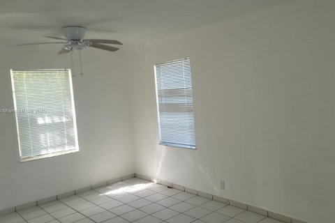 Villa ou maison à louer à Miami, Floride: 2 chambres, 65.03 m2 № 1956650 - photo 4