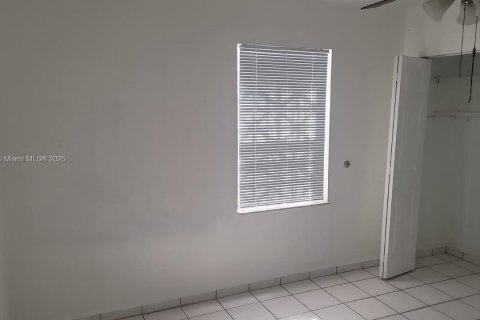 Villa ou maison à louer à Miami, Floride: 2 chambres, 65.03 m2 № 1956650 - photo 3