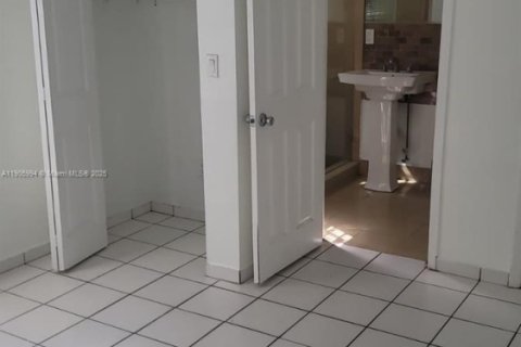 Villa ou maison à louer à Miami, Floride: 2 chambres, 65.03 m2 № 1956650 - photo 9