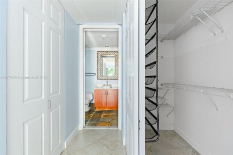 Condo in Wilton Manors, Florida, 1 bedroom  № 1924049 - photo 15