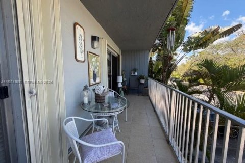 Condo in Miami, Florida, 1 bedroom  № 2045144 - photo 2