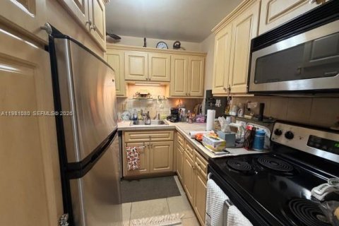 Condo in Miami, Florida, 1 bedroom  № 2045144 - photo 6