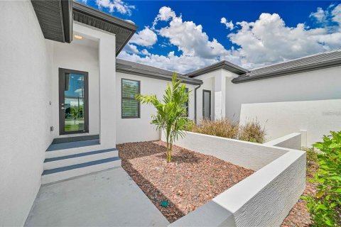Commercial property in Punta Gorda, Florida 6 bedrooms, 253.44 sq.m. № 2097223 - photo 2