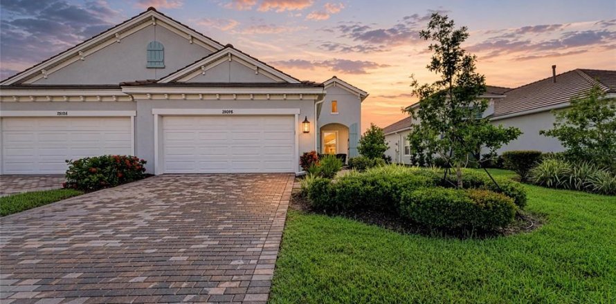 House in Venice, Florida 2 bedrooms, 141.58 sq.m. № 2412732