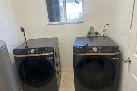 Villa ou maison à vendre à Miami, Floride: 4 chambres, 127.83 m2 № 2021192 - photo 8