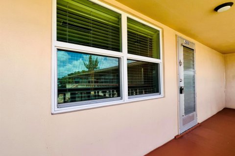 Condo in West Palm Beach, Florida, 2 bedrooms  № 2146483 - photo 16