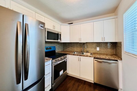 Condo in West Palm Beach, Florida, 2 bedrooms  № 2146483 - photo 3