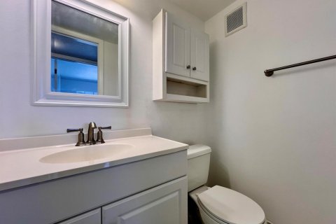 Condo in West Palm Beach, Florida, 2 bedrooms  № 2146483 - photo 11