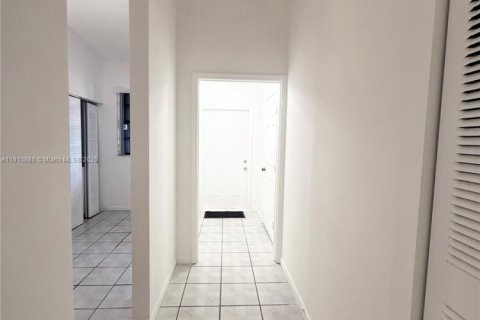 House in Hialeah, Florida 2 bedrooms, 101.17 sq.m. № 1966893 - photo 7