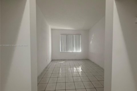 House in Hialeah, Florida 2 bedrooms, 101.17 sq.m. № 1966893 - photo 15