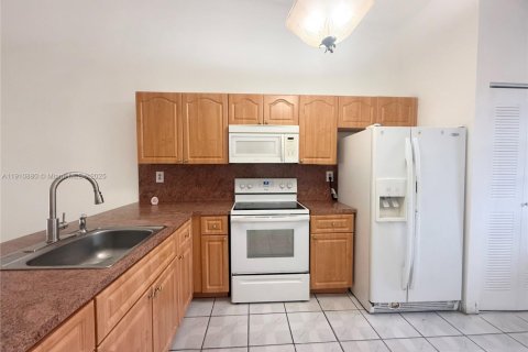 House in Hialeah, Florida 2 bedrooms, 101.17 sq.m. № 1966893 - photo 2