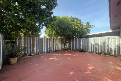 House in Hialeah, Florida 2 bedrooms, 101.17 sq.m. № 1966893 - photo 16