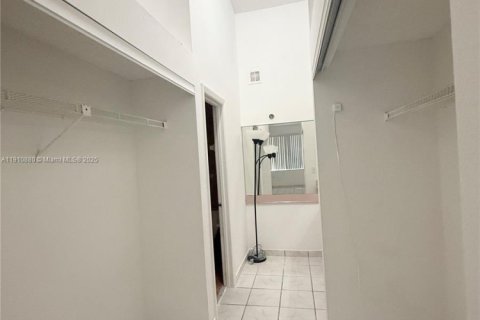 House in Hialeah, Florida 2 bedrooms, 101.17 sq.m. № 1966893 - photo 10