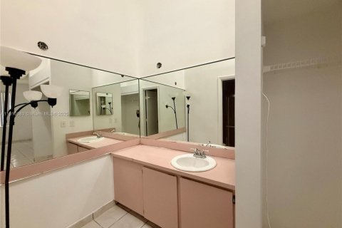 House in Hialeah, Florida 2 bedrooms, 101.17 sq.m. № 1966893 - photo 13