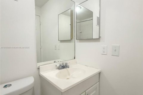 House in Hialeah, Florida 2 bedrooms, 101.17 sq.m. № 1966893 - photo 23
