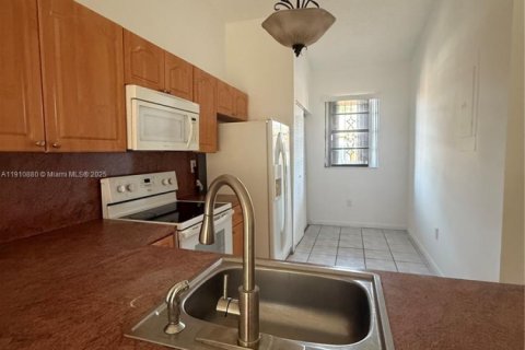House in Hialeah, Florida 2 bedrooms, 101.17 sq.m. № 1966893 - photo 4