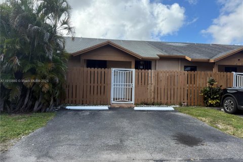 House in Hialeah, Florida 2 bedrooms, 101.17 sq.m. № 1966893 - photo 1