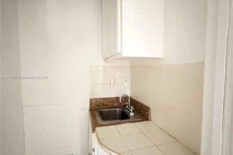 House in Hialeah, Florida 2 bedrooms, 101.17 sq.m. № 1966893 - photo 20