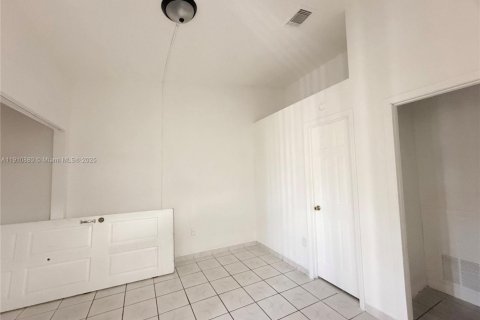 House in Hialeah, Florida 2 bedrooms, 101.17 sq.m. № 1966893 - photo 19