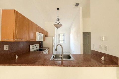 House in Hialeah, Florida 2 bedrooms, 101.17 sq.m. № 1966893 - photo 3