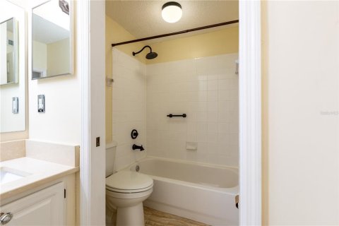 Condo in Gainesville, Florida, 3 bedrooms  № 2129901 - photo 20