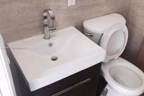 Adosado en alquiler en North Miami Beach, Florida, 2 dormitorios, 137.5 m2 № 2026353 - foto 5
