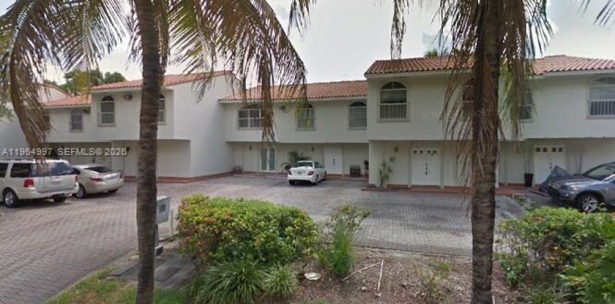 Adosado en North Miami Beach, Florida 2 dormitorios, 137.5 m2 № 2026353