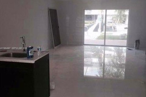 Adosado en alquiler en North Miami Beach, Florida, 2 dormitorios, 137.5 m2 № 2026353 - foto 2