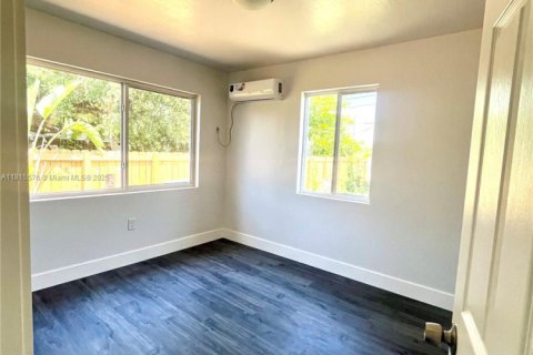 House in Miami, Florida 3 bedrooms, 61.97 sq.m. № 1768769 - photo 10