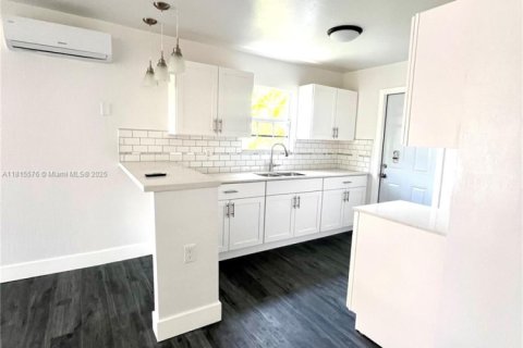 House in Miami, Florida 3 bedrooms, 61.97 sq.m. № 1768769 - photo 4