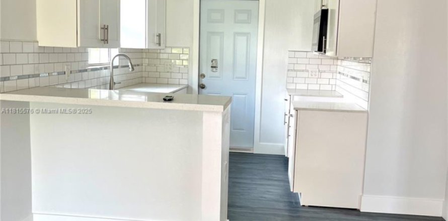 House in Miami, Florida 3 bedrooms, 61.97 sq.m. № 1768769