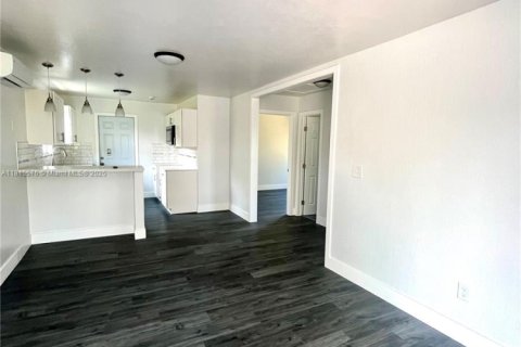 House in Miami, Florida 3 bedrooms, 61.97 sq.m. № 1768769 - photo 5