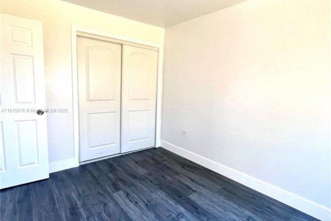 House in Miami, Florida 3 bedrooms, 61.97 sq.m. № 1768769 - photo 12