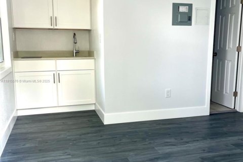 House in Miami, Florida 3 bedrooms, 61.97 sq.m. № 1768769 - photo 6