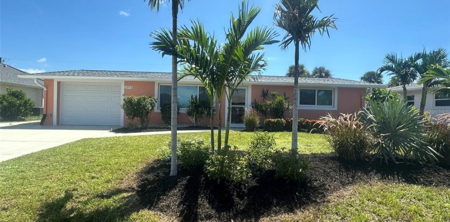 House in Englewood, Florida 3 bedrooms, 122.82 sq.m. № 1387019