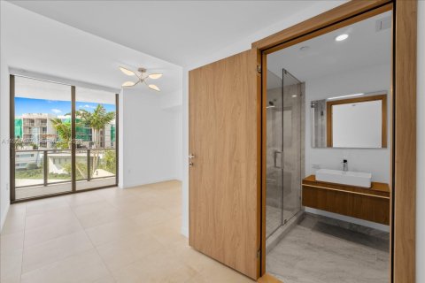 Condo in Bay Harbor Islands, Florida, 3 bedrooms  № 1996012 - photo 27