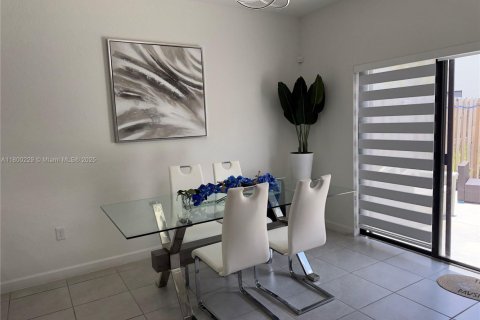 Townhouse in Homestead, Florida 4 bedrooms, 157.47 sq.m. № 1685762 - photo 15