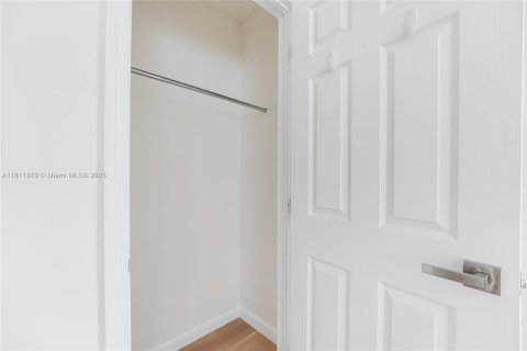 House in Miami, Florida 3 bedrooms, 113.15 sq.m. № 1786916 - photo 16