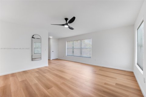 House in Miami, Florida 3 bedrooms, 113.15 sq.m. № 1786916 - photo 5