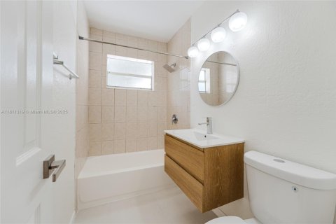House in Miami, Florida 3 bedrooms, 113.15 sq.m. № 1786916 - photo 18