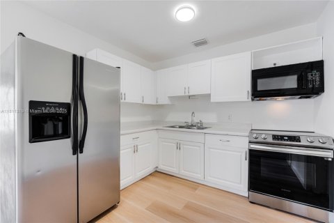 House in Miami, Florida 3 bedrooms, 113.15 sq.m. № 1786916 - photo 10