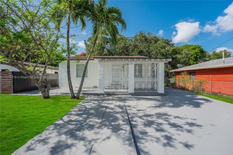 House in Miami, Florida 3 bedrooms, 113.15 sq.m. № 1786916 - photo 1