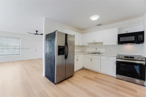 House in Miami, Florida 3 bedrooms, 113.15 sq.m. № 1786916 - photo 8