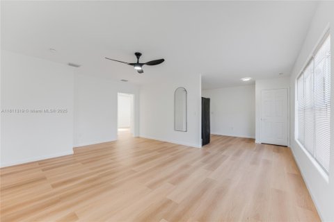 House in Miami, Florida 3 bedrooms, 113.15 sq.m. № 1786916 - photo 6