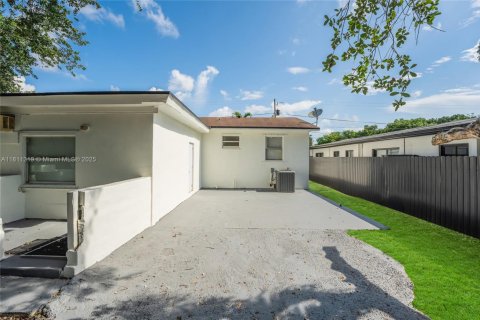 House in Miami, Florida 3 bedrooms, 113.15 sq.m. № 1786916 - photo 24