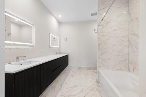 Condo in Coral Gables, Florida, 2 bedrooms  № 2060906 - photo 18