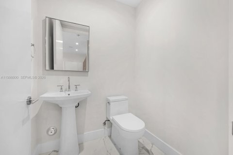 Condo in Coral Gables, Florida, 2 bedrooms  № 2060906 - photo 12