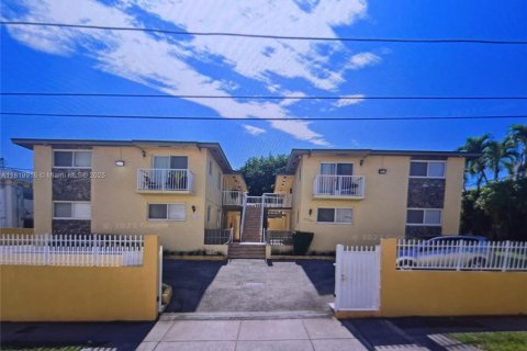 Apartamento en alquiler en Miami, Florida, 2 dormitorios, 72.46 m2 № 1779937 - foto 1