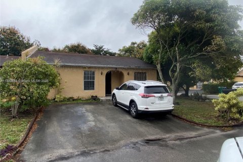 House in Miami Gardens, Florida 3 bedrooms, 92.81 sq.m. № 1812016 - photo 1